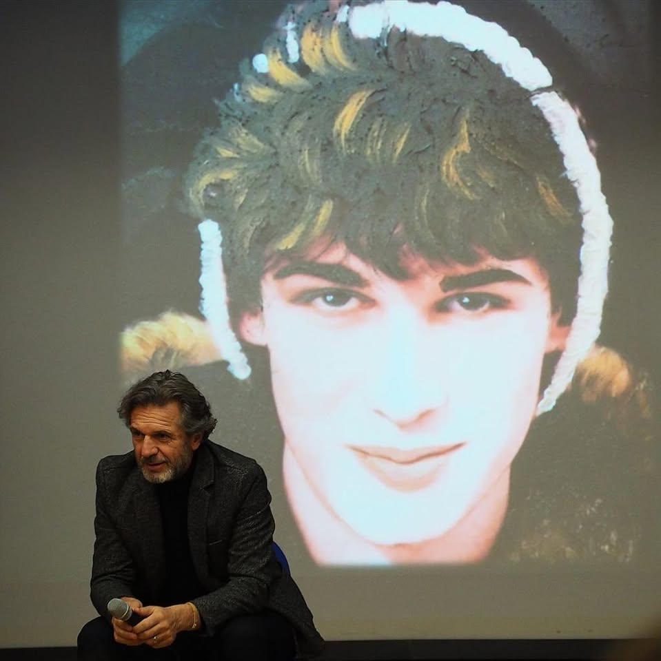 Nel 2013 Gianpietro Ghidini, dopo la morte del figlio Emanuele di 16 anni a causa di una droga sintetica, ha deciso di dedicare la maggior parte del proprio tempo ai giovani, attraverso Ema Pesciolino rosso.